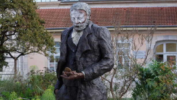 Dans la nuit du dimanche au lundi 21 novembre, la statue de Victor Hugo fraichement rénovée par le sculpteur Ousmane Sow, a été vandalisée.