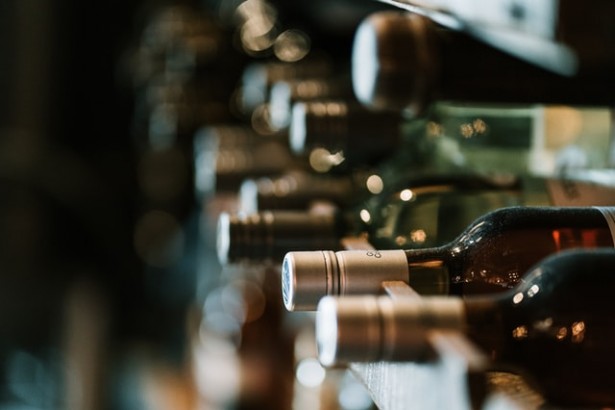La taxe douanière sur les vins et spiritueux est suspendue pour quatre mois.