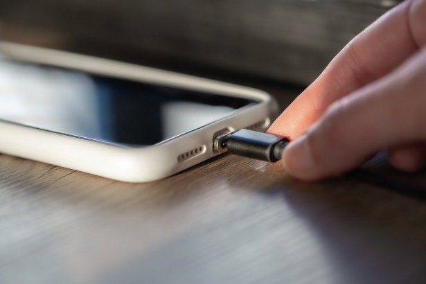 Samedi soir, la jeune fille a été prise en charge par les secours après avoir été électrocutée par son téléphone.