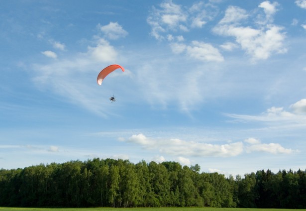 Un parapentiste est resté coincé plusieurs heures en haut d'un arbre hier après-midi en Saône-et-Loire.