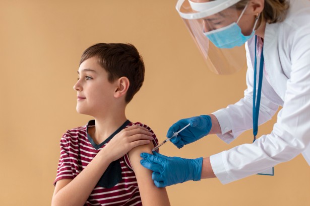 Les collégiens et lycéens des écoles de Bourgogne-Franche-Comté sont incités à se faire vacciner alors que le pic est attendu à la fin du mois de septembre.